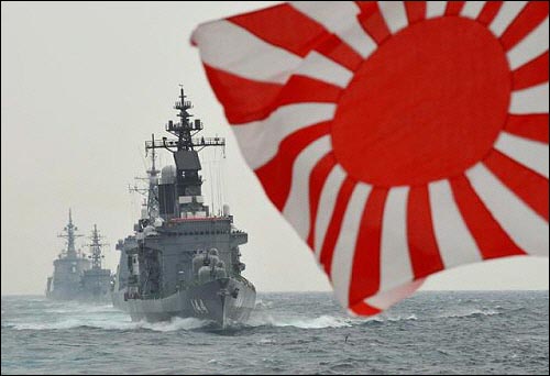 일본 해상자위대가 '욱일승천기'를 휘날리며 훈련을 벌이고 있다.