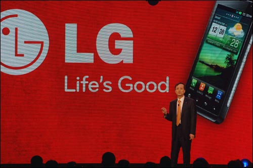 박종석 LG전자 MC(Mobile Communications)사업본부장 박종석 부사장이 6일 라스베이거스에서 열린 'CES 2011'에서 4세대 LTE 스마트폰 'LG 레볼루션'을 소개하고 있다. 