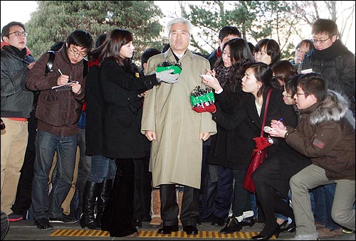 "물의를 빚어서 죄송합니다" 강희락 전 경찰청장은 "집무실에서 금품 받은 사실 인정하냐?"는 기자의 질문에 "물의를 빚어서 죄송합니다"라며 짧게 답변한 뒤 청사로 들어갔다. 