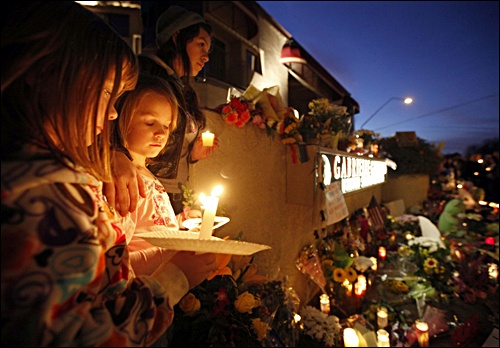애리조나 총기 난사 희생자를 추모하는 시민들