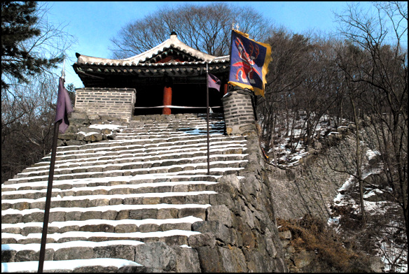 남한산성은 동편의 낮은 곳에 축성을 했기 때문에 성의 문루를 오르는 길도 계단식으로 성을 쌓았다