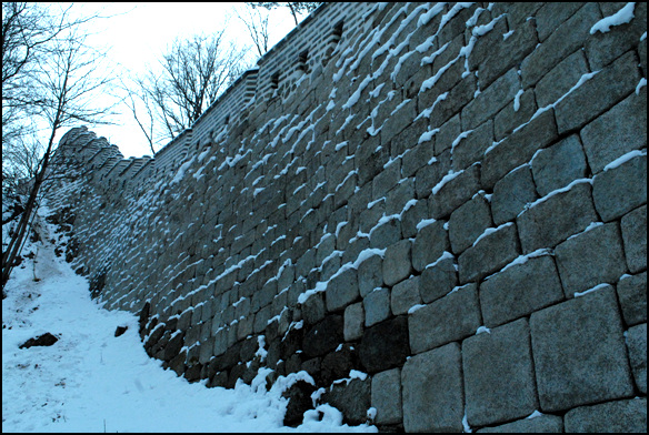 동암문서부터는 가파르게 성곽이 축조되었다.
