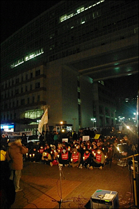 10일 오후 7시 홍대 정문 앞에서 진행된 촛불 집회