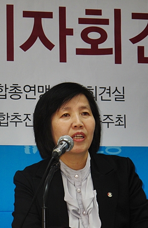  박미자 전교조 수석부위원장은 학교 비정규직 노동자들 투쟁에 적극 연대하겠다고 약속했다.