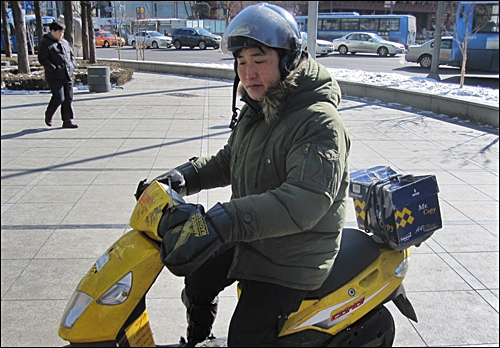김상호씨는 작은 오토바이로 일을 하고 있다. 서울 도심만 다니기 때문에 큰 오토바이는 필요없다고. 