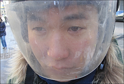 퀵서비스노동자 김상호씨. 날씨가 추워 헬맷 얼굴덮계를 닫으면 하얀 김이 서린다. 