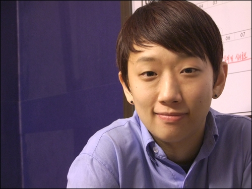 인터뷰 당일 환하게 미소를 짓고 있는 김현지씨