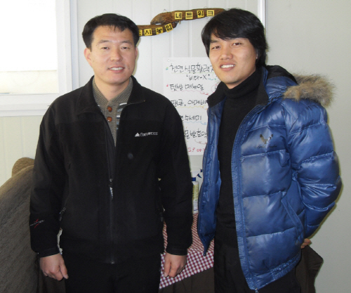 쿠바로 떠나기 하루전 만난 김진덕 대표(왼쪽),김충기 사무국장