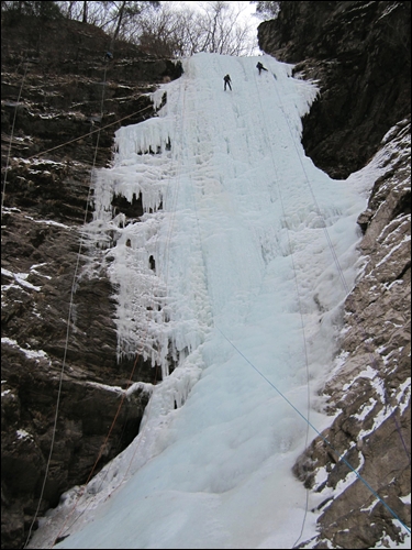 얼어붙어 빙벽이 된 구곡폭포