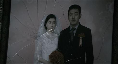  구남과 아내의 깨어진 결혼사진은 <황해>의 결말을 예고하는 한편 조선족의 희망과 절망을 상징적으로 보여준다.