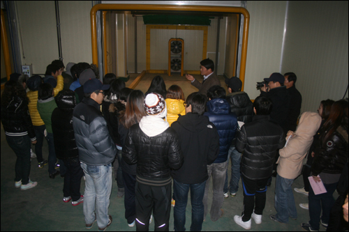 차압식 예냉 시설을 설명하는 김동석 사장과 학생들.