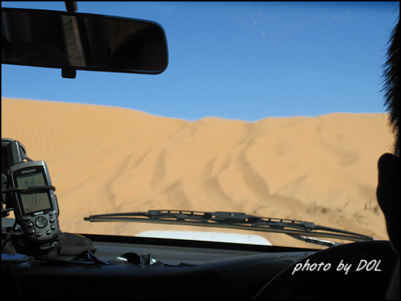 사막 여행은 모래의 파도를 넘는 항해다. GPS는 항해를 위한 유용한 장비다.