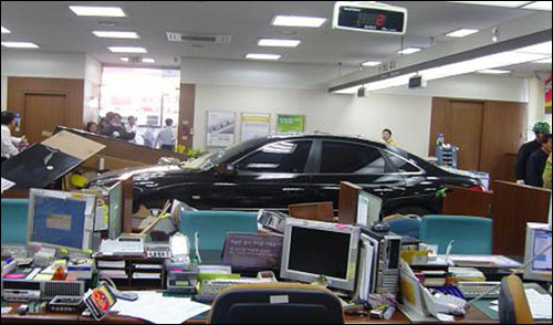 급발진으로 추정되는 그랜저 TG승용차가 2010년 11월 10일 익산시 영등동 국민은행 점포로 돌진해 8명이 부상했다. (자료 사진)