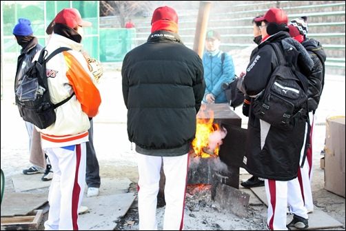  추운 겨울 시즌에 야구 동호인들을 위로하는 것은 따뜻한 장작불이다.