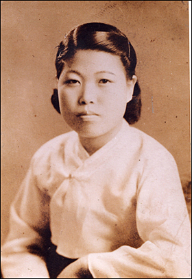 일제 식민지시대에 태어나 꿈을 피워보기도 전에 일본군 성노예로 끌려간 황금주 할머니