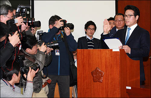  정병국 문화체육관광부 장관 후보자가 17일 국회 인사청문회에서 증인선서를 하며 플래시 세례를 받고 있다.