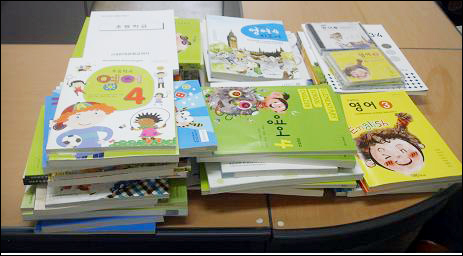 2011년 3, 4학년 영어검정교과서입니다. 올해부터 학교마다 다른 교과서를 골라서 수업을 하게 됩니다.