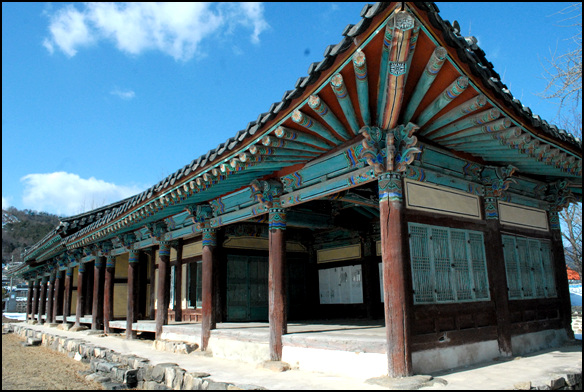 현재의 객사는 조선조 현종 4년인 1838년에, 당시 군수이던 김용근이 재건을 한 것이다.
