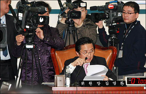 김영환 지식경제위원장이 18일 최중경 지식경제부장관 후보자에 대한 국회 인사청문회를 주재하고 있다. 김 위원장은 상임위원장으로선 이례적으로 전날 보도자료를 통해 최 후보자에 대한 편법 증여 의혹을 제기했다.