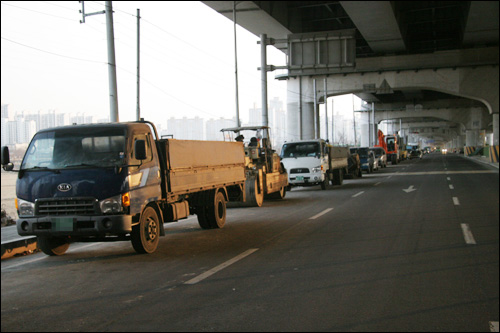 서울외곽순환고속도로 인천 부평구 삼산동 지역 하부공간에 주정차 된 차들.