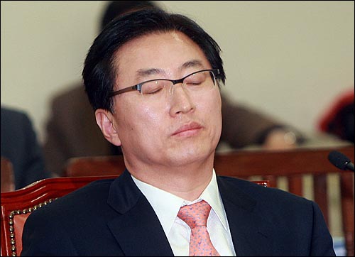 최중경 지식경제부 장관 후보자가 지난 18일 오후 서울 여의도 국회 지식경제위원회에서 열린 인사청문회에서 눈을 감은채 의원들의 질의를 듣고 있다.