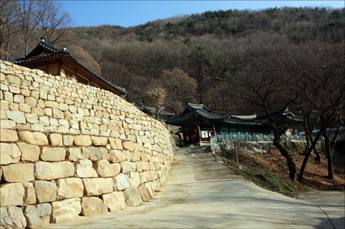 마을 뒷산에 '도덕산'이라는 이름이 붙게된 내력을 증언해주는 유교 건축물(연경서원)은 없어졌지만 불교사찰은 '도덕암'이라는 이름 아래 여전히 건재해 있다. 