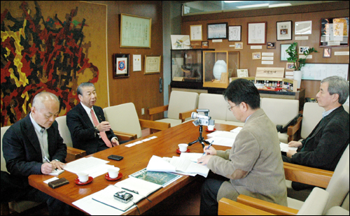 다나까 노부타까(田中信孝) 히토요시 시장이 <오마이뉴스> 특별취재팀과 인터뷰를 하고 있다.