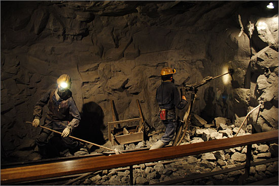태백석탄박물관 전시물. 광부들이 채탄을 하는 장면.