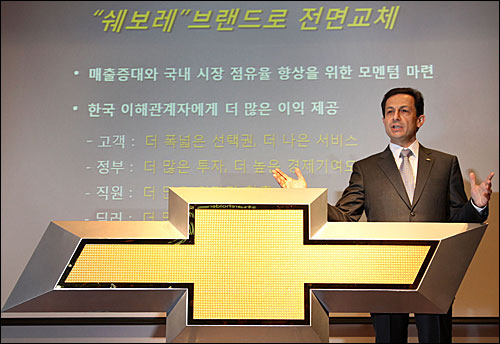 마이크 아카몬 지엠대우 사장은 20일 오전 서울 중구 장충동 신라호텔에서 기자회견을 열고 쉐보레 브랜드 도입에 대해 설명하고 있다.