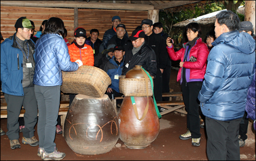 물허벅과 애기바구니 무더운 섬지방의 필수품 애기 바구니.바구니의 아랫부분에 끈으로 그물을 지어 통풍이 잘되게 했다. 