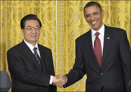 후진타오 중국 국가주석과 버락 오바마 미국 대통령이 정상회담 후 기자회견을 열며 환하게 웃고 있다.