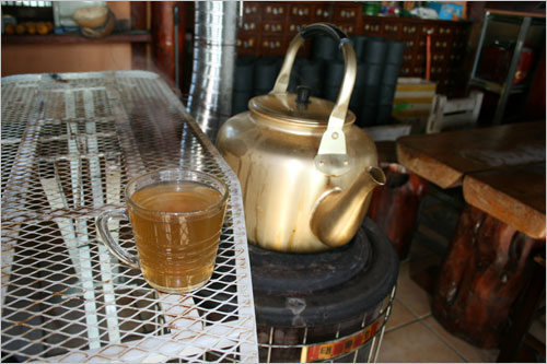 차 한 잔에서 달콤하고 따뜻한 온기가 전해져 온다. 