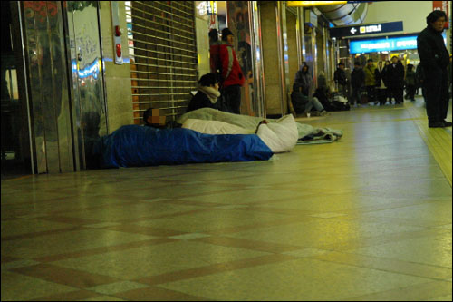 영등포 역사 내 차가운 바닥에서 잠을 청하고 있는 노숙자들.