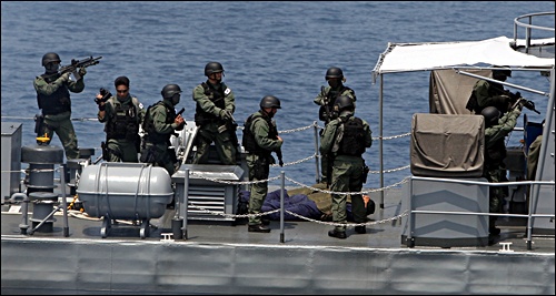 청해부대가 21일 아라비아해에서 소말리아 해적들에게 납치된 우리 화물선 삼호주얼리호 선원을 구출하고 해적을 모두 제압했다. 사진은 청해부대 대조영함 대원들이 2009년 7월 해적 퇴치훈련을 벌이는 장면