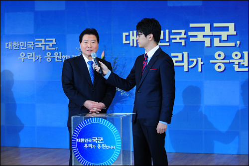 KBS 2011 특별생방송 <대한민국 국군, 우리가 응원합니다>에 출연한 안상수 한나라당 대표가 인터뷰를 하고 있다.  