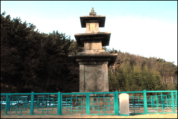 군산시 대먀면 탑동에 있는 삼층석탑. 이 석탑에는 약수에 관한 전설이 전한다 