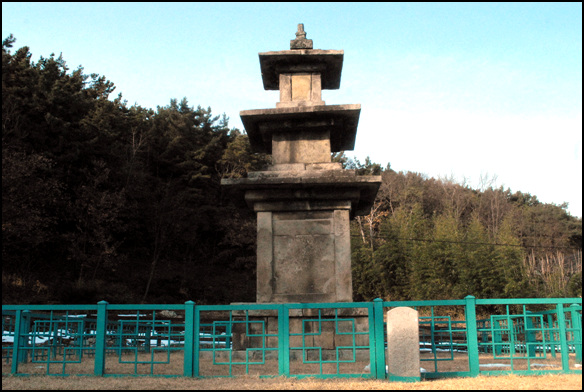 군산시 대야면 탑동마을 뒤편에 서 있는 전북 유형문화재 제66호 탑동 삼층석탑