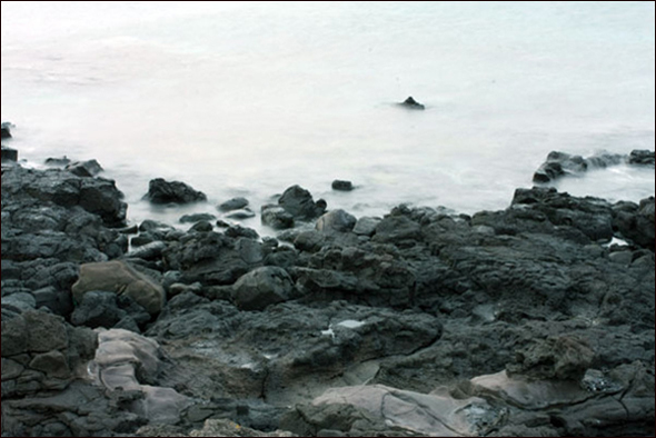 이른 아침, 종달리 바다의 검고 날카로운 돌