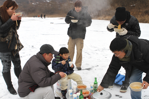 빙판위에서 먹는 라면맛은? 간단한 라면이지만 함께 여행을 하면서 먹는 라면맛은 말그대로 꿀맛이다.