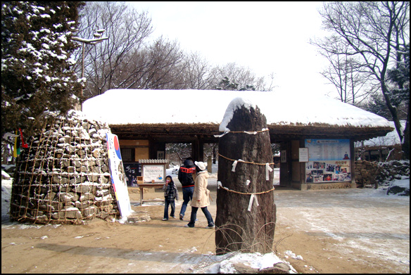 2009년1월 24일 한국민속촌. 선돌에 감긴 금줄