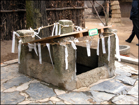 2005, 2, 9 한국민속촌 우물에 쳐놓은 금줄. 이렇게 금줄을 두르면 그 물은 사용을 할 수가 없다