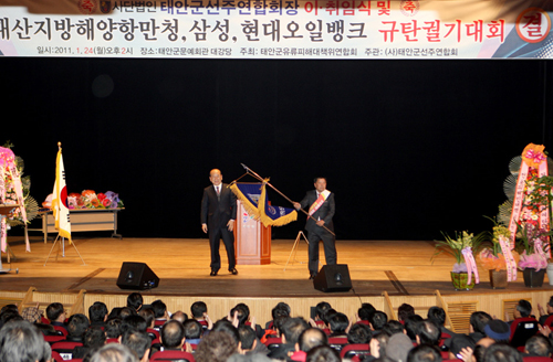 이광성 3대 태안군선주연합회장 취임 제3대 태안군선주연합회장에 이광성씨가 취임했다. 이회장은 이날 “심청이가 인당수에 몸을 던진 마음으로 연합회를 이끌겠다”는 헌신적인 각오를 밝혀 박수갈채를 받았다.

