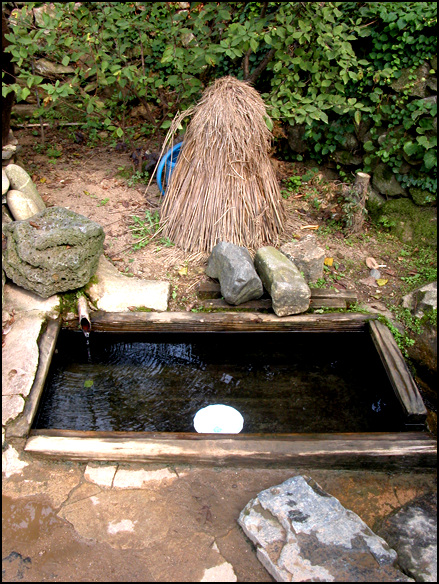 2004, 9, 5 한국민속촌. 터주가리는 짚으로 가리를 만들고 그 안에 터주단지를 넣어둔다