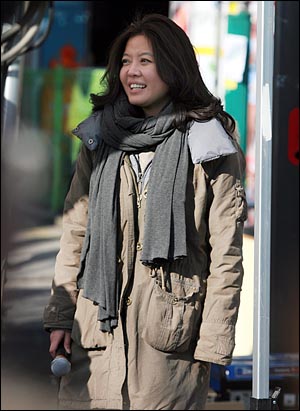 배우 김여진씨가 1월 22일 오후 홍익대 앞 놀이터에서 열린 홍익대 청소·경비 해고 비정규노동자들 돕기 '우당탕탕 바자회'에서 인사말을 하고 있다.