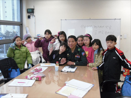  김태국 동대장은  "아이들과  고장의 안보에 대해 이야기를 나눌 수 있어  의미있는 일을 한 것 같다"고 말했다. 