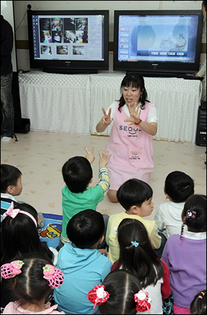 2009년 5월 4일 오전 '서울형 어린이집'으로 공인된 서울 중랑구 면목2동 '나래 어린이집'에서 어린이들이 숫자 놀이를 하고 있다.