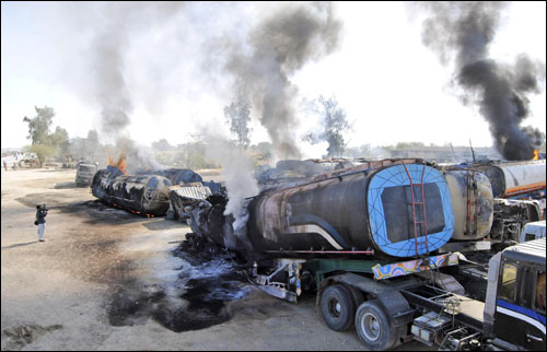 파키스탄 데라 무라드 자말리 지역에서 유조차들이 공격을 받아 불타고 있다. 파키스탄 당국은 이날 아프가니스탄 주둔 미군과 나토(북대서양조약기구)군에 보급될 연료를 싣고 가던 유조차 14대가 무장괴한들의 공격을 받았다고 밝혔다.