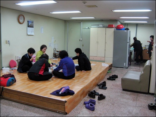 한 대학 청소노동자들이 휴게실에 모여 식사를 하고 있다. 