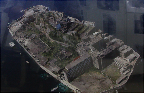 일본 나가사키 앞바다에 떠 있는 하시마, 일명 '군함도'.(2010년 6월 군함도 홍보관에서 자료 촬영)