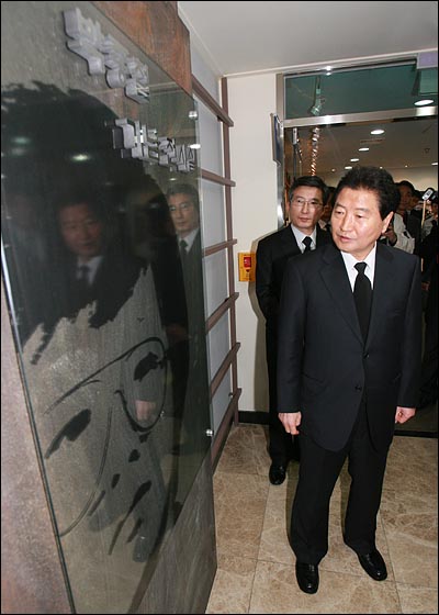 '박종철 기념전시실' 입구에 세워진 박종철 열사의 얼굴 사진을 보는 안상수 대표.